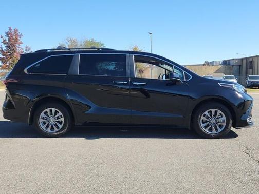 2024 Toyota Sienna XLE 8 Passenger