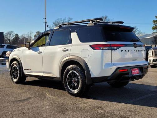 White / Black 2026 Nissan Pathfinder Rock Creek