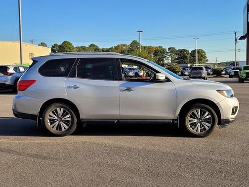 2020 Nissan Pathfinder SV