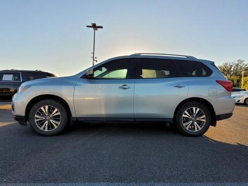 2020 Nissan Pathfinder SV