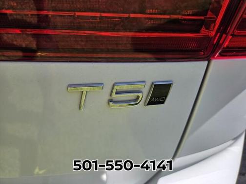 Crystal White 2021 Volvo XC60 T5 Momentum