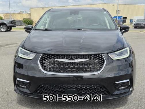 Brilliant Black Crystal Pearlcoat 2023 Chrysler Pacifica Touring-L