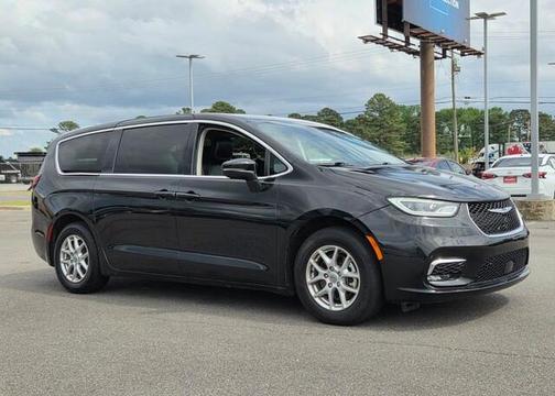 Brilliant Black Crystal Pearlcoat 2023 Chrysler Pacifica Touring-L