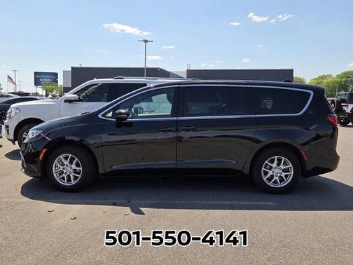 Diamond Black 2025 Chrysler Pacifica Select