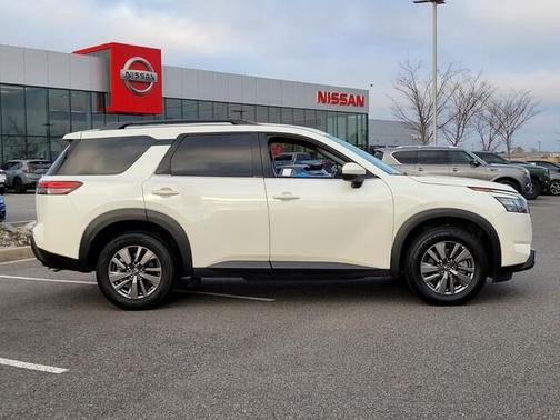 2024 Nissan Pathfinder SV