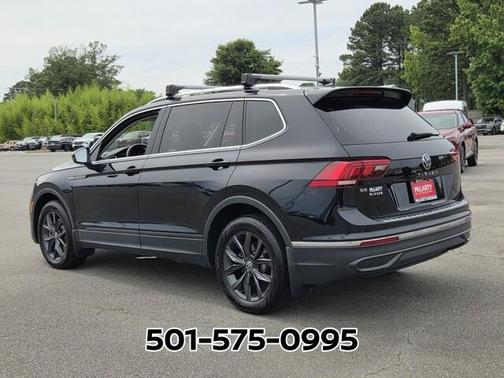 Deep Black Pearl Effect 2024 Volkswagen Tiguan 2.0T SE