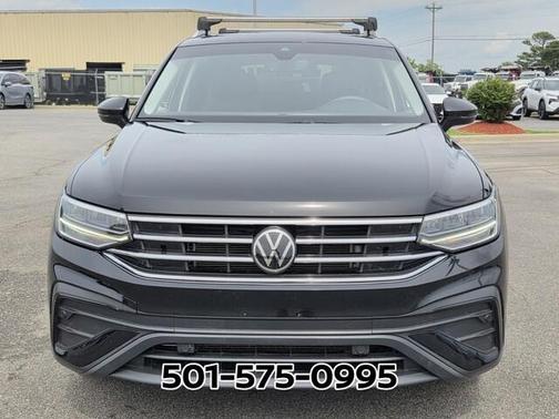 Deep Black Pearl Effect 2024 Volkswagen Tiguan 2.0T SE