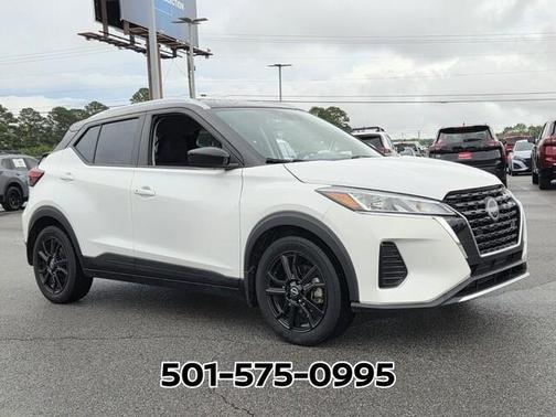 Aspen White / Super Black 2023 Nissan Kicks SV