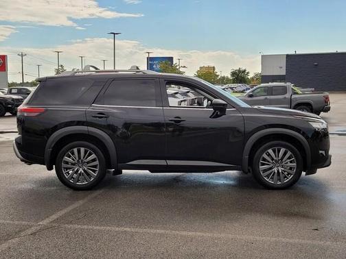2024 Nissan Pathfinder SL