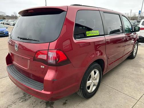 2011 Volkswagen Routan SE