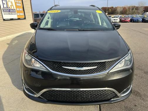 Brilliant Black Crystal Pearlcoat 2018 Chrysler Pacifica Touring-L