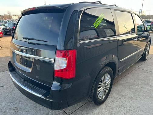 2014 Chrysler Town & Country Touring-L