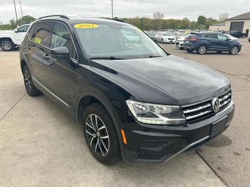 Deep Black Pearl 2021 Volkswagen Tiguan 2.0T SE