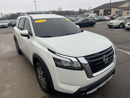 2023 Nissan Pathfinder SL 4WD