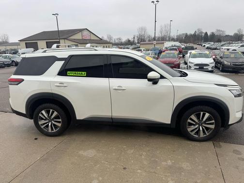 2023 Nissan Pathfinder SL 4WD