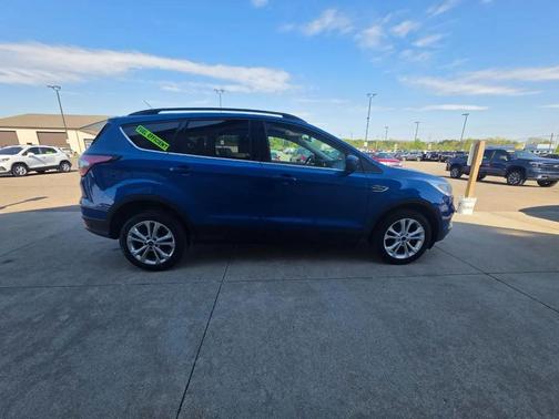 Lightning Blue Metallic 2017 Ford Escape SE