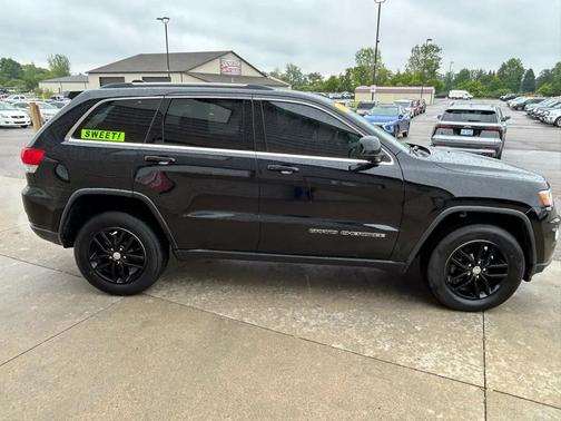 Diamond Black Crystal Pearlcoat 2018 Jeep Grand Cherokee Laredo E