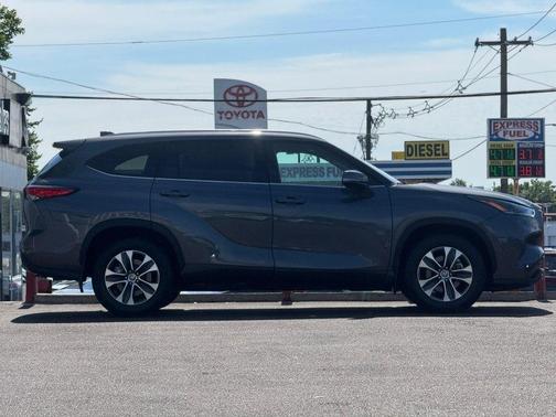 Magnetic Gray Metallic 2021 Toyota Highlander XLE