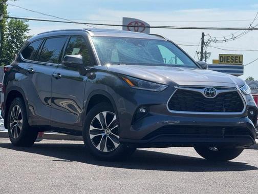 Magnetic Gray Metallic 2021 Toyota Highlander XLE