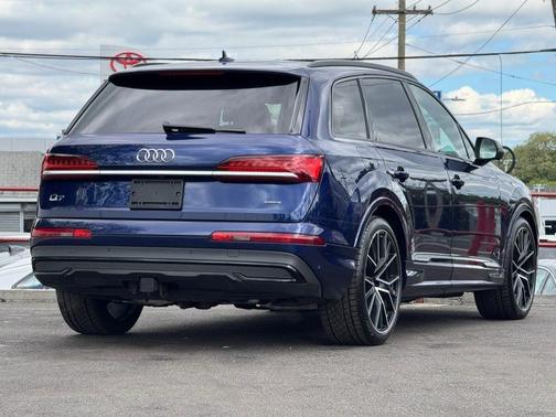 Navarra Blue Metallic 2021 Audi Q7 55 Prestige