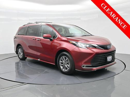 2022 Toyota Sienna XLE