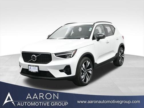 2023 Volvo XC40 B5 Ultimate Dark Theme