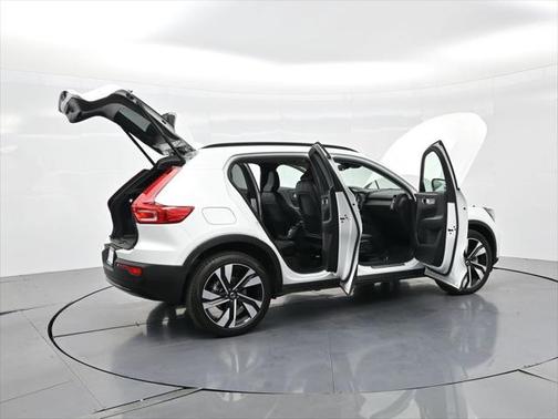 2023 Volvo XC40 B5 Ultimate Dark Theme
