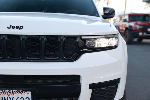 Bright White Clearcoat 2023 Jeep Grand Cherokee L Altitude