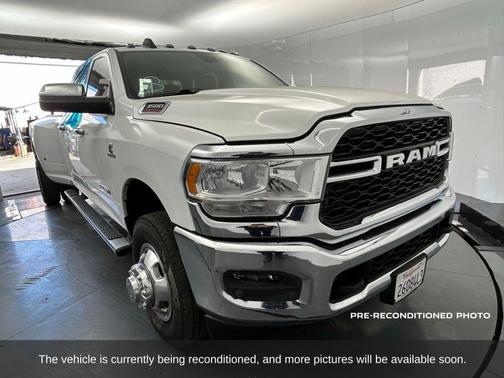 2022 RAM 3500 Tradesman Crew Cab 4x4 8' Box