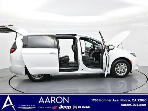 2025 Chrysler Voyager LX