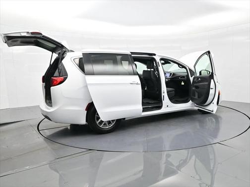 2025 Chrysler Voyager LX