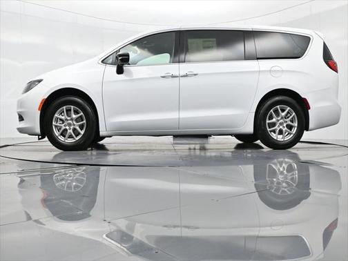 2025 Chrysler Voyager LX