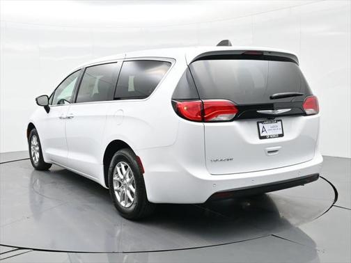 2025 Chrysler Voyager LX