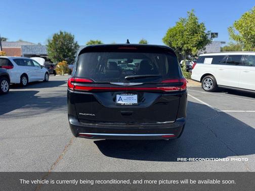 Diamond Black Crystal Pearlcoat 2024 Chrysler Pacifica Touring L