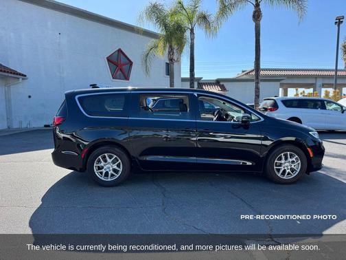 Diamond Black Crystal Pearlcoat 2024 Chrysler Pacifica Touring L