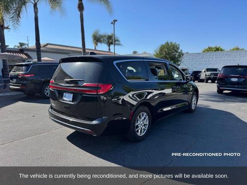 Diamond Black Crystal Pearlcoat 2024 Chrysler Pacifica Touring L