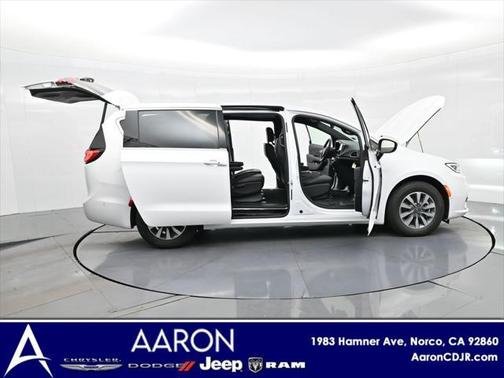 2025 Chrysler Pacifica Hybrid Select