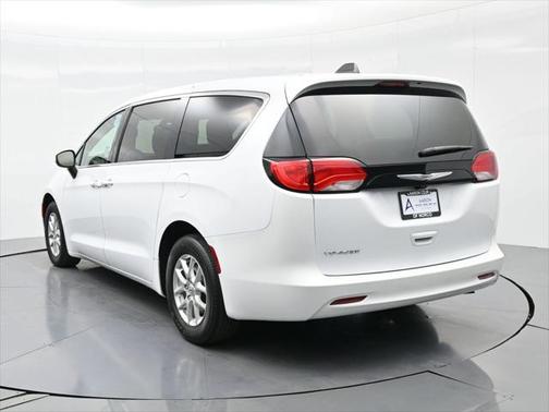 2022 Chrysler Voyager LX