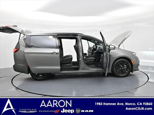 2025 Chrysler Pacifica Hybrid Premium S Appearance Pkg