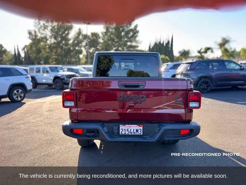 Snazzberry Pearlcoat 2022 Jeep Gladiator Willys 4x4