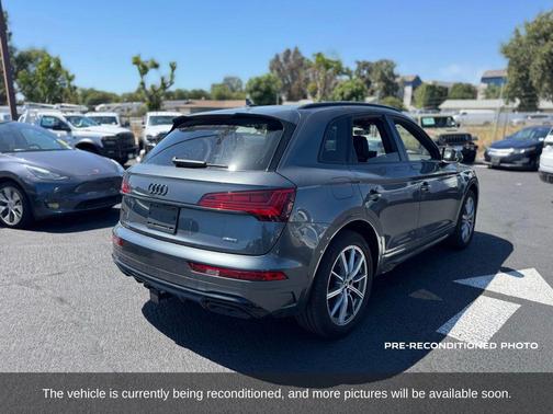 Daytona Gray Pearl Effect 2024 Audi Q5 e 55 S line Prestige