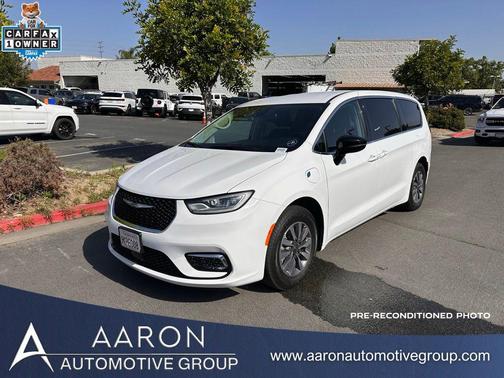 Bright White Clearcoat 2024 Chrysler Pacifica Hybrid Select
