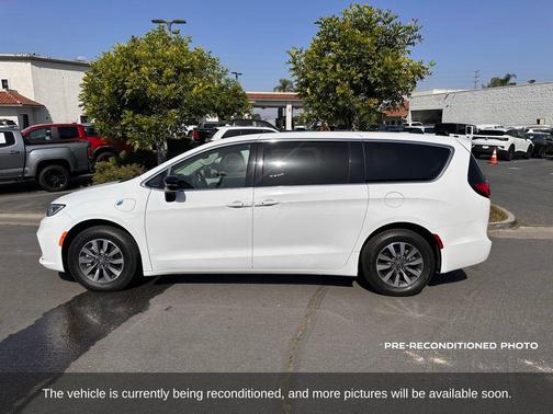 Bright White Clearcoat 2024 Chrysler Pacifica Hybrid Select