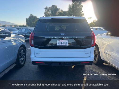 Oxford White 2025 Ford Expedition Max Active 4x2
