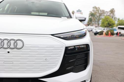 Glacier White 2025 Audi Q6 e-tron Premium Plus quattro