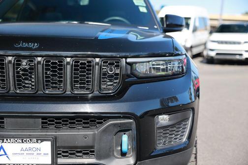Diamond Black Crystal Pearlcoat 2022 Jeep Grand Cherokee 4xe Trailhawk