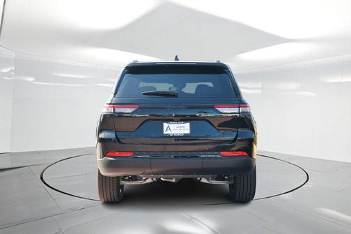Diamond Black Crystal Pearlcoat 2025 Jeep Grand Cherokee Limited
