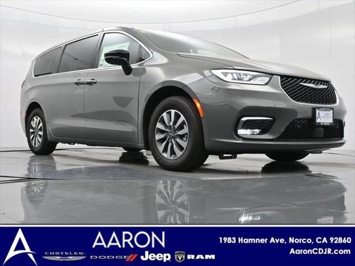 2025 Chrysler Pacifica Hybrid Select