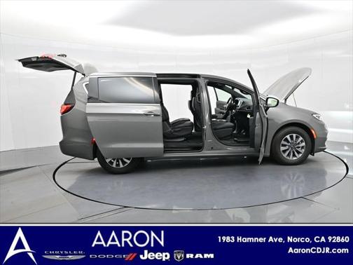 2025 Chrysler Pacifica Hybrid Select
