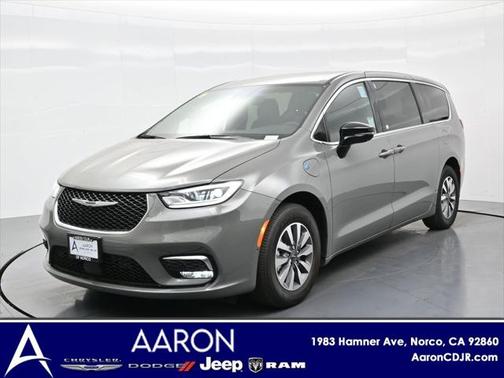 2025 Chrysler Pacifica Hybrid Select